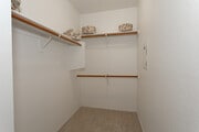 1BR, 1BA - 917 SF - Closet