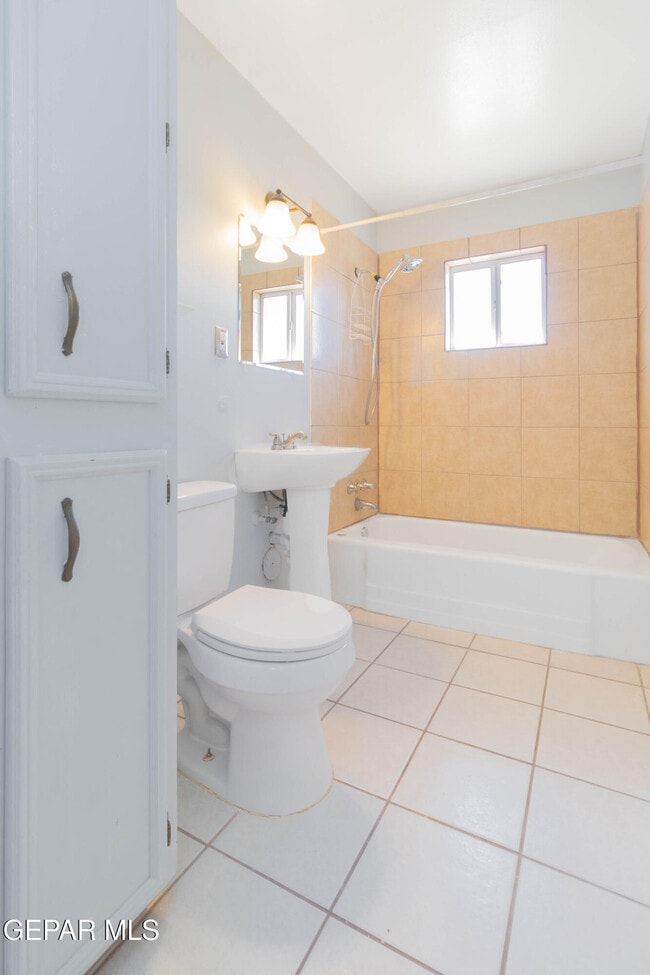 Photo - 451 Borrett St
