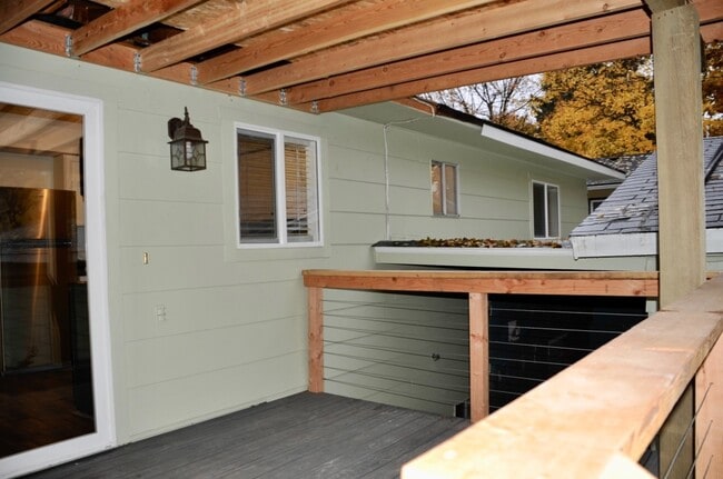 Photo - Sanders Beach: 5 bed 2 bath (split level) 4 car garage