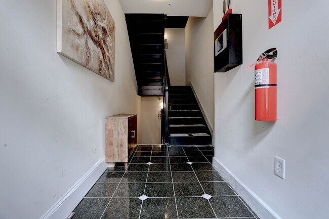 1BD/1BA Cozy Baltimore Condo - 1BD/1BA Cozy Baltimore Condo Unit C-1