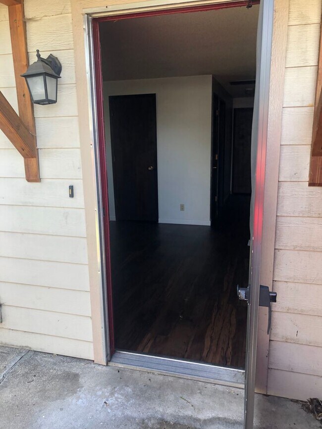 Building Photo - 1048-1048 Woodrow Ln Unit 1044