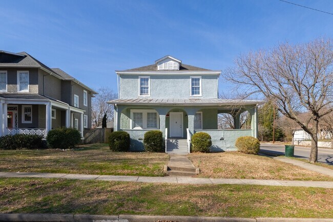 2922 Noble Ave