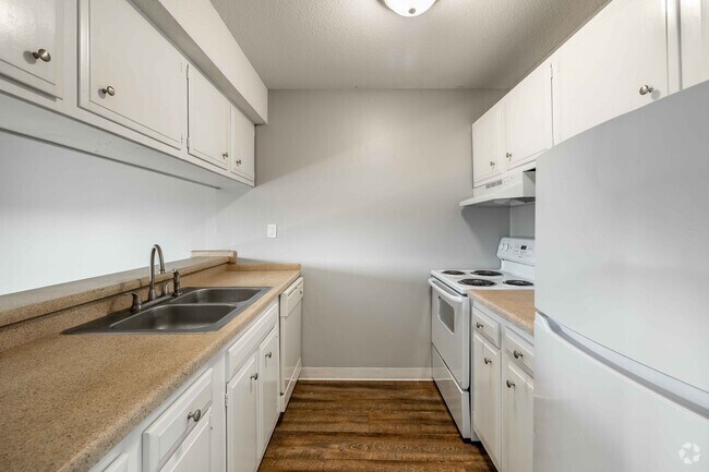 1BR, 1BA - 740SF - Kitchen