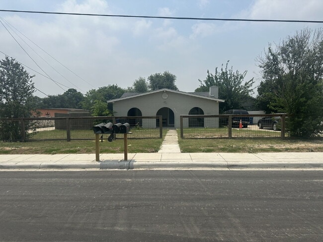 Building Photo - 2 Bedroom 1 bath apartment Unit B
