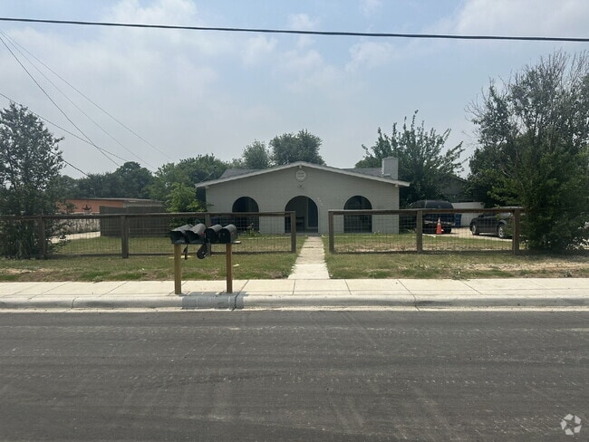 Building Photo - 2 Bedroom 1 bath apartment Unit B