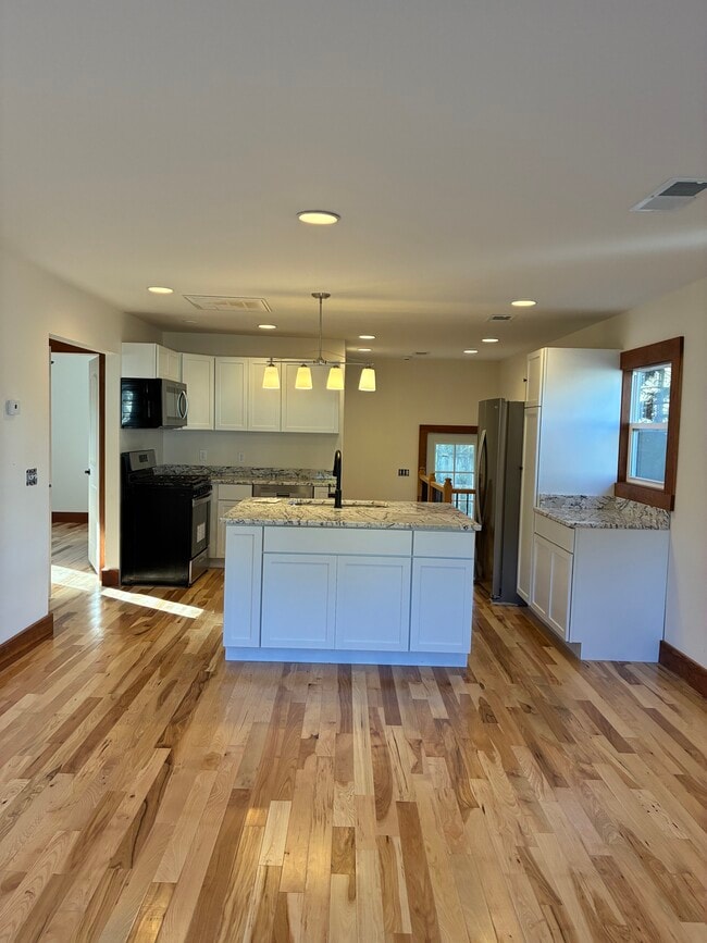 Photo - 875 W Oak St