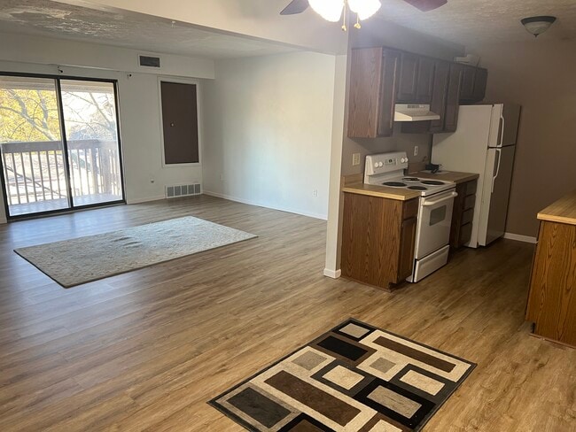 Building Photo - 1544 Cedarwood Dr Unit 357