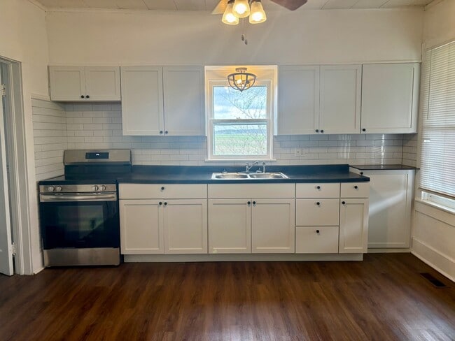 Photo - 595 N Washington St