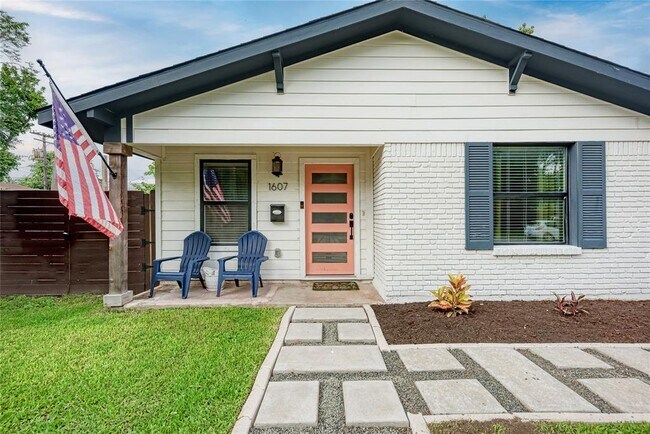 Photo - 1607 Sweetbriar Ave