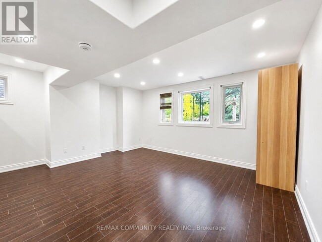Photo - 19 Lacroix Ct