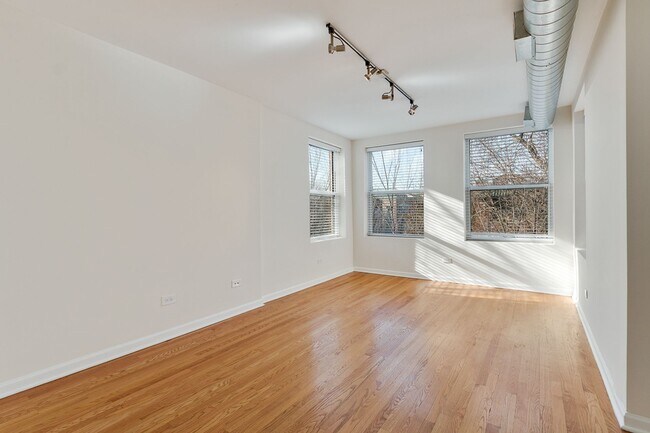 Building Photo - 2523 W Leland Ave Unit 2520-B1