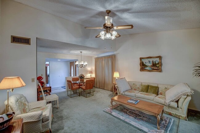 Photo - Perfect home for enjoying your winter in Arizona.  2 bed 2 bath on the 14th fairway of Heron Lake...