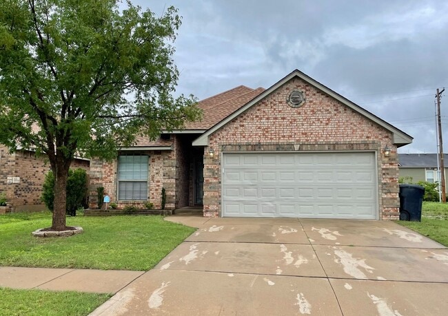 Building Photo - Beautiful 4 bed 2 bath home with a spacious up to date kitchen!