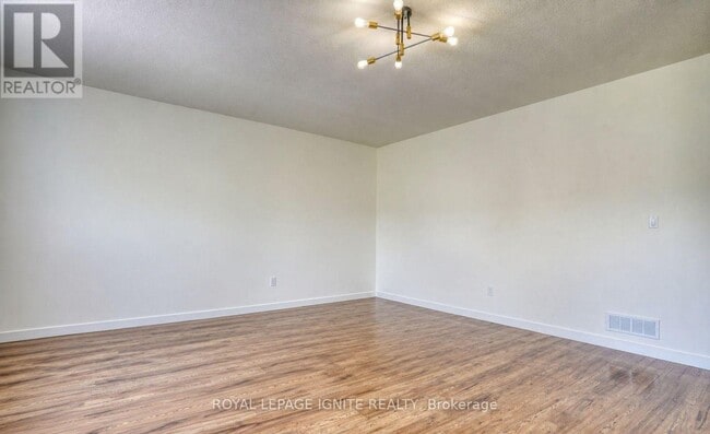 Photo - 604 Woodmount Crescent
