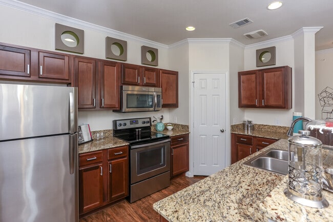 2BR, 2BA - 1170SF