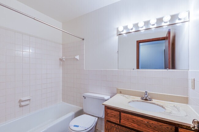 2BR, 2BA - 960SF - Bathroom