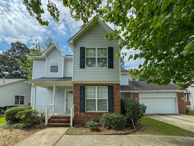 Building Photo - Cute 3 Bed 2.5 Bath Home in Fayetteville with Fenced Yard
