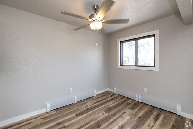 2BR, 1BA - 975SF - Dining Room - Green Acres Apartments