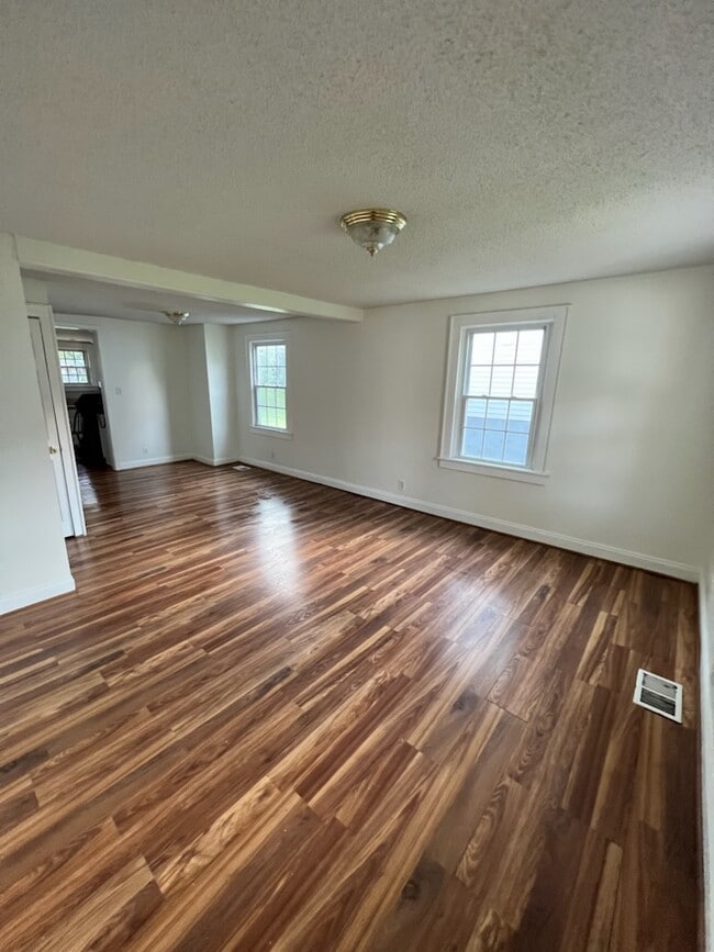 Photo - 215 Radnor St