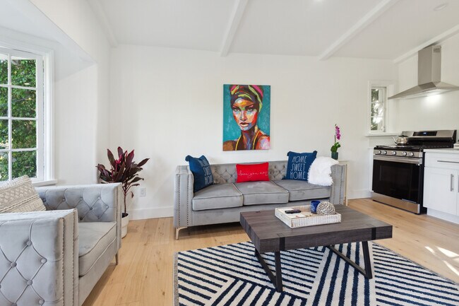 Photo - 2165 Valentine St