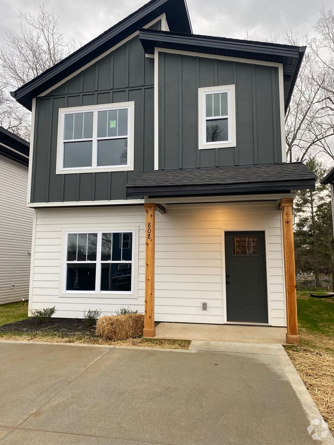 Building Photo - Available and Move-In Ready! Rental