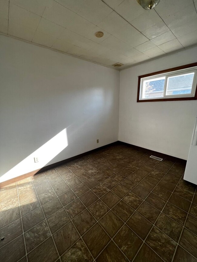 Building Photo - VMH-Vine Maple Triplex Unit 806-QU