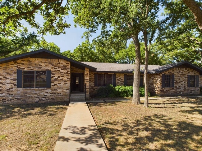 Building Photo - Charming 3-Bed Oasis with Fireplace & Hard... Rental