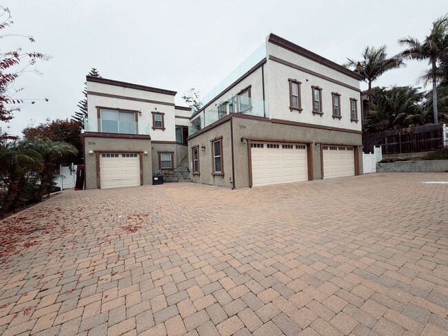 Photo - Palatial 6 Bed in Olde Carlsbad with Ocean Views and Roof Top deck, 1 mile to the Beach!!