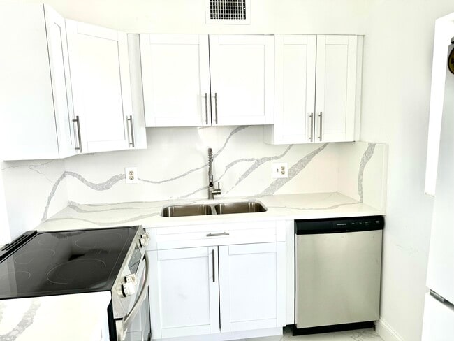 Building Photo - 3080 Lake Osborne Dr Unit 202 Rental