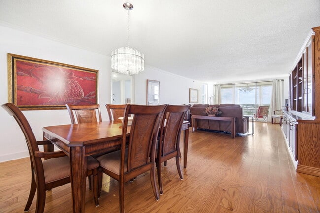 Building Photo - 3507 Oaks Way Unit 911