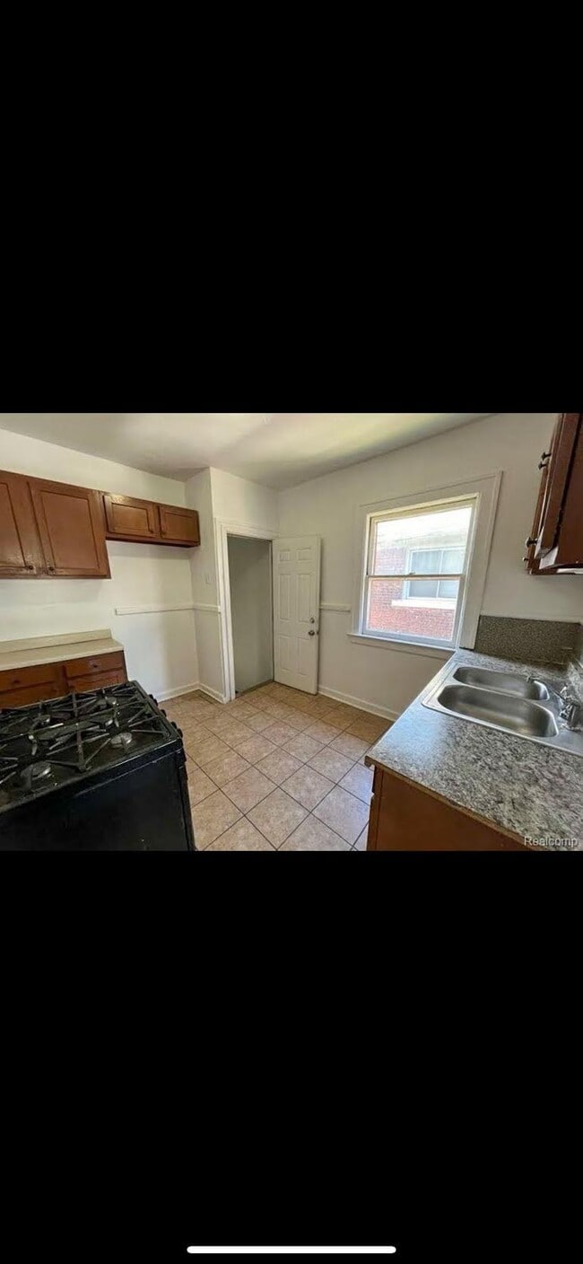 Kitchen - 4079 Pingree St Unit 1