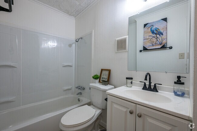 3BR, 1BA - 895SF