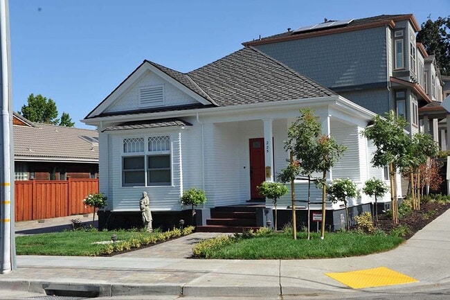 Building Photo - 225 W Angela St
