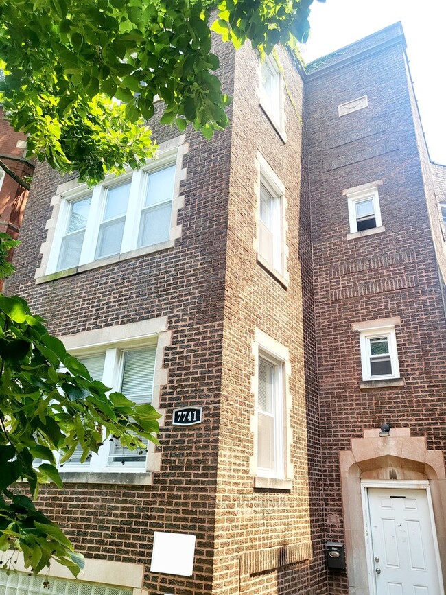 Building Photo - 7741 S Yates Blvd Unit 2 Rental