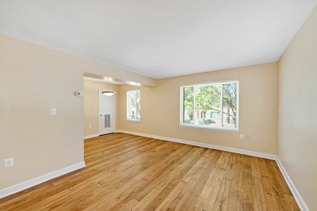 Three Bedroom Renovated Apartment - EastView on the Avenue