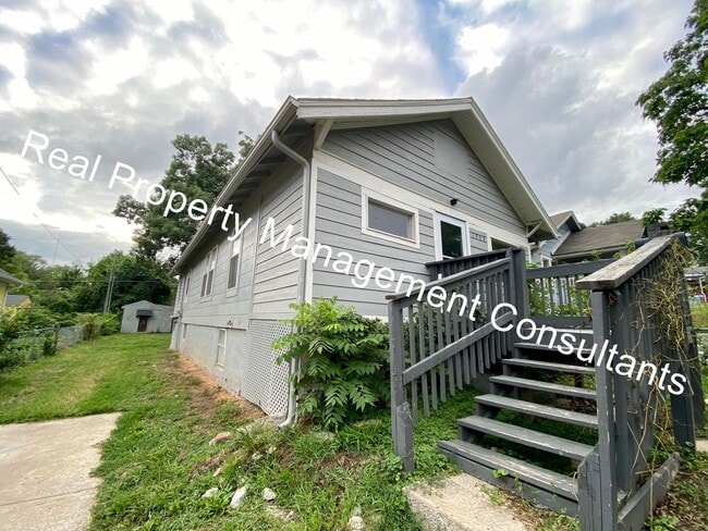 Building Photo - Charm and Space in 3 Bedroom Home
