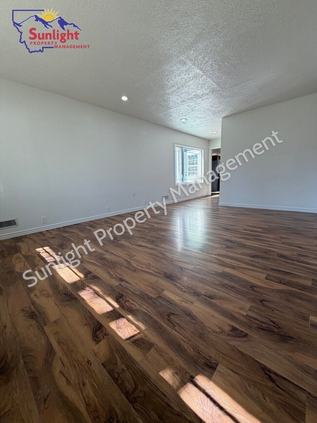 Photo - 2228 Maple St