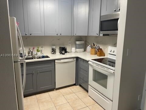 Building Photo - 2671 Riverside Dr Unit 7