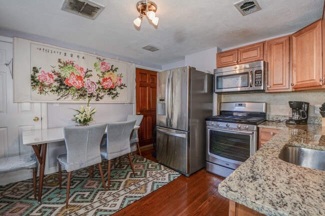 294 D St Unit 292-294  D str. #2, Room C