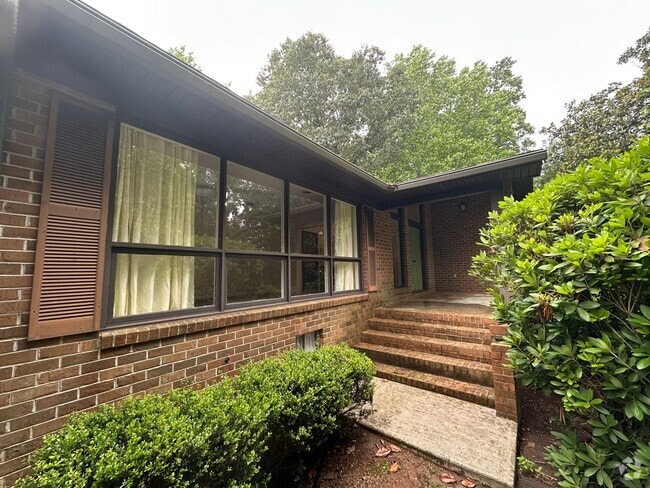 Building Photo - Private, Spacious, Well Maintained 3 Bedro... Rental