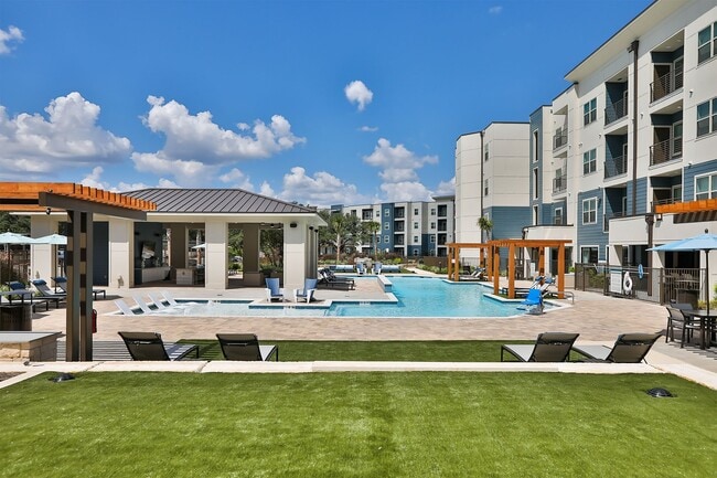 Building Photo - The Devereaux