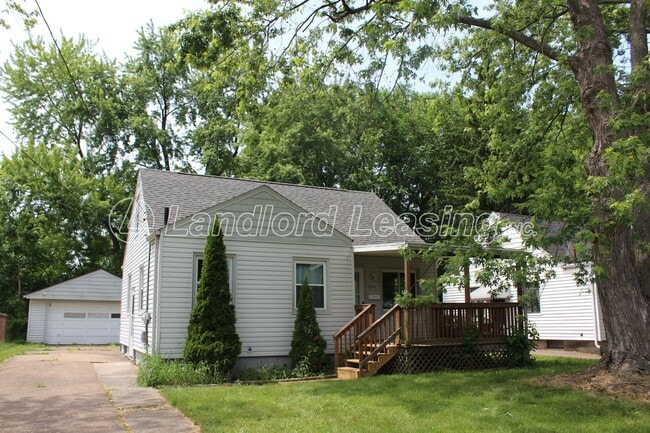 Building Photo - Updated Cape Cod with New Flooring, Front Deck & Garage