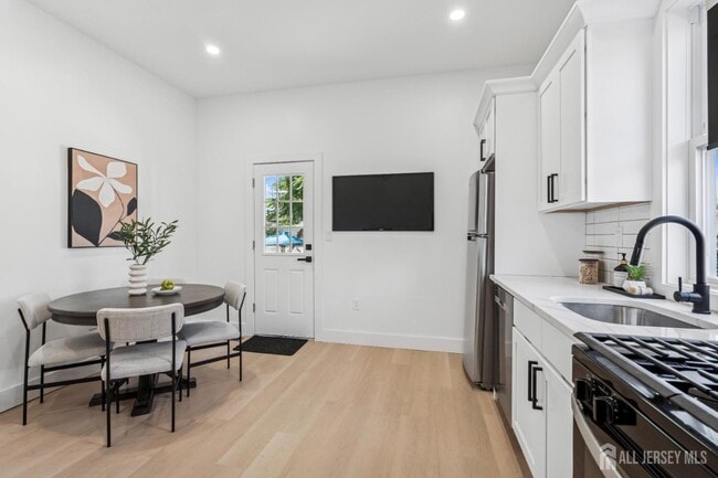 Photo - 318 Seaman St