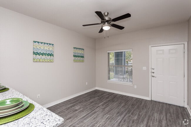 1BR, 1BA 543SF Bandera (Renovated) Living Room