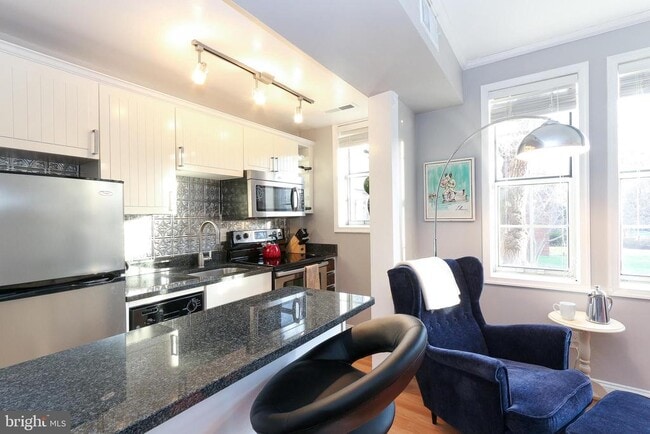 Building Photo - 1800 Queens Ln Unit 4-199