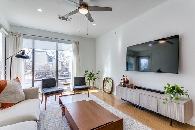 Photo - 4040 N Hall St Unit 113