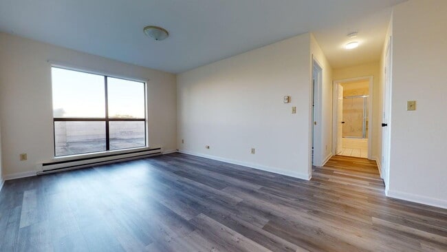 Building Photo - Charming 2BD/1BA Apartment in Prime Neighborhood with Parking Unit 102