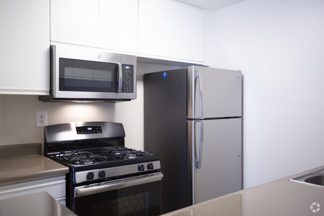 2BR, 2BA-940 SF