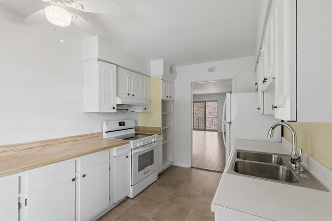 7600 Burgoyne Rd Unit 250