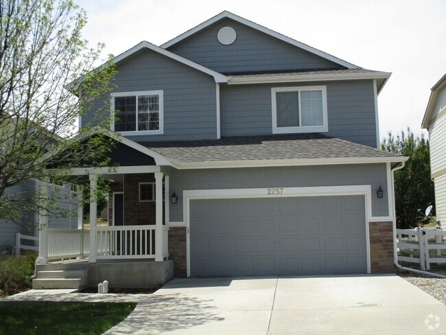 Building Photo - Beautiful 3 bedroom, 2.5 bath 2 story home...
